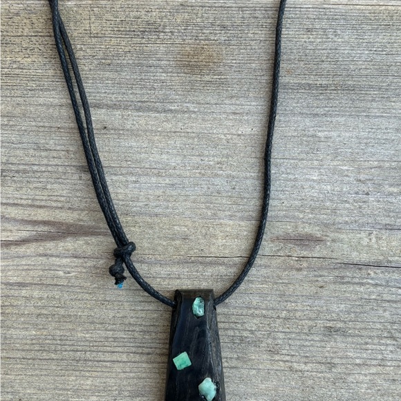 Ancient oak pendant with three raw high quality emeralds from Colombia - Picture 2 of 2